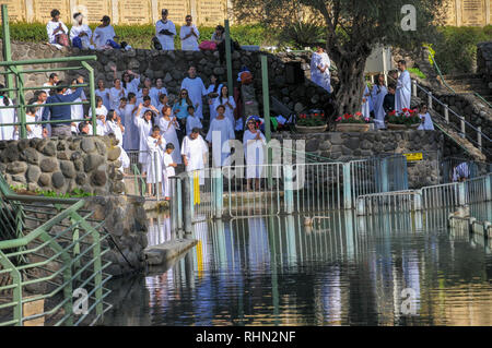 Israele, Yardenit sito battesimale nella parte inferiore del fiume Giordano a sud del Mare di Galilea, un gruppo di pellegrini di battezzare Foto Stock