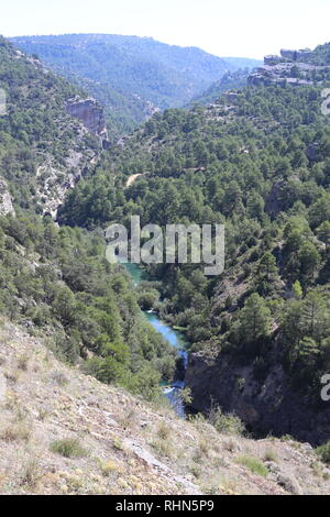 Destinazioni di viaggio in Estremadura, Spagna: un bel flusso che scorre verso il basso dalla montagna Foto Stock