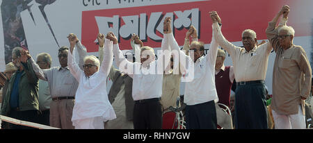 Kolkata, India. 03Feb, 2019. Il CPI(M) segretario generale Sitaram Yechuri unisce le mani con sinistra leader di partito durante un rally in terra di brigata Kolkata contro central e stato del Bengala Occidentale di governo il 3 febbraio 2019. Credito: Sandip Saha/Pacific Press/Alamy Live News Foto Stock