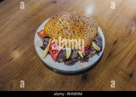 Bagno turco Döner Kebab sandwich, shawarma o giroscopi. Tradizionale turca Döner Kebab di carne, iskender, shawarma o giroscopi in ristorante Foto Stock