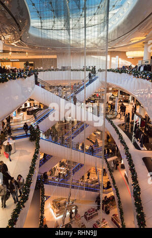 Drammatica interno dell'iconico magazzini Selfridges a Birmingham a Natale con gli acquirenti in gallerie e scale mobili. Foto Stock