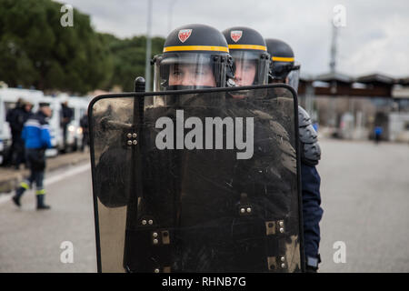 Manosque, Francia. 2 febbraio 2019. Giubbotto giallo proteste si verificano nella città meridionale di Manosque, come giubbotti di giallo dimostrazioni continuare in Francia per la dodicesima settimana. I manifestanti portano bandiere francese e detenuti bandiere contro il presidente della repubblica francese, e rende omaggio a coloro che sono feriti dalla polizia in precedenti manifestazioni. Il gilets jaunes le proteste hanno avuto inizio nel novembre oltre il governo francese prevede di sollevare le tasse sul carburante e gradualmente trasformato in una più ampia rivolta contro il governo e le sue riforme economiche. Credito: ZUMA Press, Inc./Alamy Live News Foto Stock