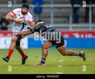 AJ Bell Stadium, Salford, Regno Unito. 3 febbraio, 2019. Premiership Rugby Cup, Vendita squali versus Newcastle Falcons; Andrei Ostrikov di vendita gli squali è affrontato da Josh Matavesi di Newcastle Falcons Credito: Azione Sport Plus/Alamy Live News Foto Stock