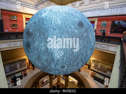 Preston, Regno Unito. 03Feb, 2019. Il Museo della luna, un artwork da Luke Jerram, all'Harris Museo e Galleria d'arte, Preston, Lancashire. I sette metri di diametro sfera sarà in tournée in varie mostre e festival in tutto il mondo. Credito: John Eveson/Alamy Live News Foto Stock