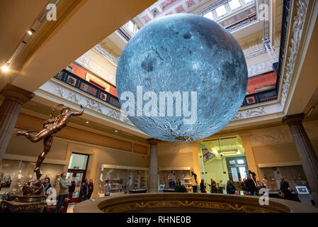 Preston, Regno Unito. 03Feb, 2019. I battenti statua di Mercurio sembra salutare il Museo della luna, un artwork da Luke Jerram, all'Harris Museo e Galleria d'arte, Preston, Lancashire. I sette metri di diametro sfera sarà in tournée in varie mostre e festival in tutto il mondo. Credito: John Eveson/Alamy Live News Foto Stock