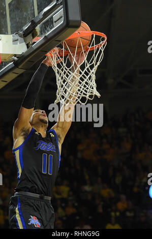 Wichita, Kansas, Stati Uniti d'America. 02Feb, 2019. Tulsa Golden uragano guard Darien Jackson (11) termina una dunk durante il NCAA Pallacanestro tra il Tulsa Golden uragani e Wichita State Shockers a Charles Koch Arena di Wichita, Kansas. Kendall Shaw/CSM/Alamy Live News Foto Stock