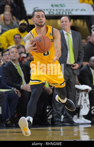 Wichita, Kansas, Stati Uniti d'America. 02Feb, 2019. Wichita State Shockers guard Ricky Torres (3) cale in un passaggio durante il NCAA Pallacanestro tra il Tulsa Golden uragani e Wichita State Shockers a Charles Koch Arena di Wichita, Kansas. Kendall Shaw/CSM/Alamy Live News Foto Stock