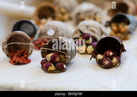 Londra, Regno Unito. 3 febbraio 2019. Le benne in miniatura di ortaggi in mostra presso la città di Londra Dollshouse Festival. La città di Londra Dollshouse Festival mette in mostra la parte superiore degli artigiani e fornitori di artigianato specializzato in tutti i settori di miniature e modellismo. Credito: Vickie Flores/Alamy Live News Foto Stock