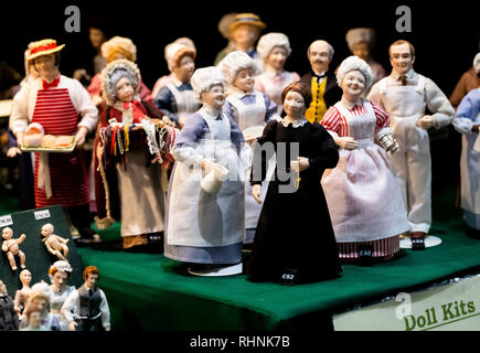 Londra, Regno Unito. 3 febbraio 2019. Bambole in miniatura sul display in vendita presso la City di Londra Dollshouse Festival. La città di Londra Dollshouse Festival mette in mostra la parte superiore degli artigiani e fornitori di artigianato specializzato in tutti i settori di miniature e modellismo. Credito: Vickie Flores/Alamy Live News Foto Stock