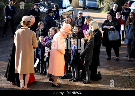 West Newton, Norfolk, Regno Unito. 3 febbraio, 2019. Sua Maestà la Regina Elisabetta II è tutto sorrisi come incontra scolari dopo la domenica mattina il servizio a San Pietro e di san Paolo la chiesa di West Newton, Norfolk, il 3 febbraio 2019. Credito: Paolo Marriott/Alamy Live News Foto Stock