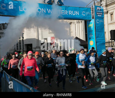 Londra, Regno Unito. 3 febbraio 2019. Alcune delle guide del partecipante e i vincitori della 10K Cancer Research UK London inverno correre sulle strade di Londra, oggi. Credito: Joe Kuis /Alamy Live News Foto Stock