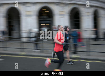 Londra, Regno Unito. 3 febbraio 2019. Alcune delle guide del partecipante e i vincitori della 10K Cancer Research UK London inverno correre sulle strade di Londra, oggi. Credito: Joe Kuis /Alamy Live News Foto Stock