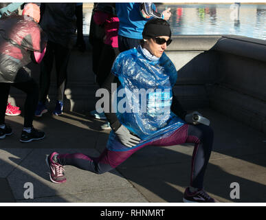 Londra, Regno Unito. 3 febbraio 2019. Alcune delle guide del partecipante e i vincitori della 10K Cancer Research UK London inverno correre sulle strade di Londra, oggi. Credito: Joe Kuis /Alamy Live News Foto Stock