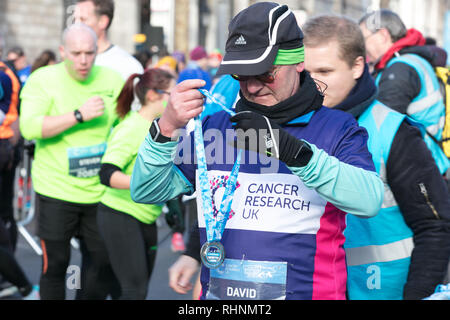Londra, Regno Unito. 3 febbraio 2019. Alcune delle guide del partecipante e i vincitori della 10K Cancer Research UK London inverno correre sulle strade di Londra, oggi. Credito: Joe Kuis /Alamy Live News Foto Stock
