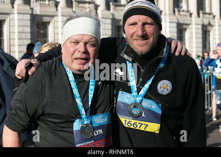 Londra, Regno Unito. 3 febbraio 2019. Alcune delle guide del partecipante e i vincitori della 10K Cancer Research UK London inverno correre sulle strade di Londra, oggi. Credito: Joe Kuis /Alamy Live News Foto Stock