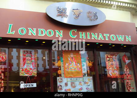 Londra, Regno Unito. 3 febbraio, 2019. La Chinatown di Londra Ristorante visto con decorazione su di esso. Londra Chinatown è pronto per il Capodanno cinese, l'anno del maiale, la nuova lanterne cinesi sono in posizione, le decorazioni sono finito per il nuovo anno cinese, che inizia ufficialmente il 5 febbraio. Credito: Keith Mayhew/SOPA Immagini/ZUMA filo/Alamy Live News Foto Stock