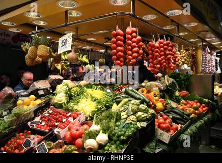 Barcellona, Spagna. 2° febbraio 2019. Le verdure vengono venduti nel mercato La Boqueria a Barcellona, Spagna, Febbraio 2, 2019. Nella famosa Rambla di Barcellona, il mercato è rinomata per il suo colorato e attraente si spegne. Credito: Guo Qiuda/Xinhua/Alamy Live News Foto Stock