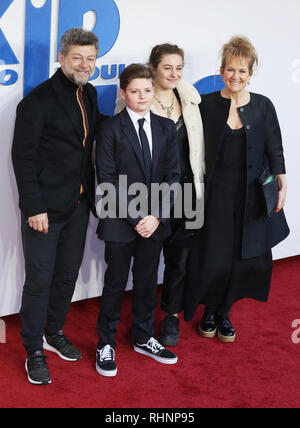 Andy Serkis, Louis Ashbourne Serkis e Lorraine Ashbourne visto per partecipare ad una famiglia di screening di Gala del capretto che sarebbe stato re di Odeon Luxe Leicester Square a Londra. Foto Stock