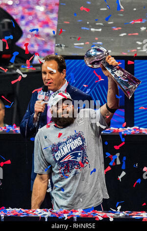 Atlanta, Georgia, Stati Uniti d'America. 03Feb, 2019. New England Patriots wide receiver Julian Edelman (11) con il Vince Lombardi Trophy durante il Super Bowl LIII tra il Los Angeles Rams e il New England Patriots domenica 3 febbraio 2019 al Mercedes-Benz Stadium di Atlanta, GA. Giacobbe Kupferman/CSM Credito: Cal Sport Media/Alamy Live News Foto Stock