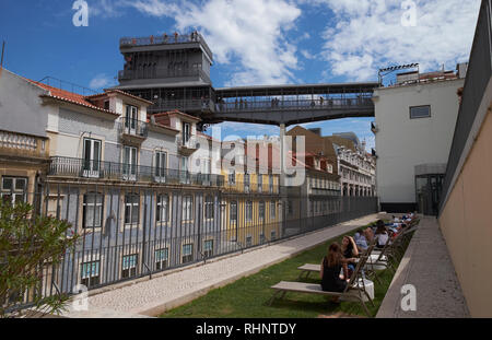 Un giardino sul tetto vicino al livello superiore dell'Elevador de Santa Justa (Elevador de Santa Justa), chiamato anche il Carmo sollevare, Lisbona, Portogallo. Foto Stock