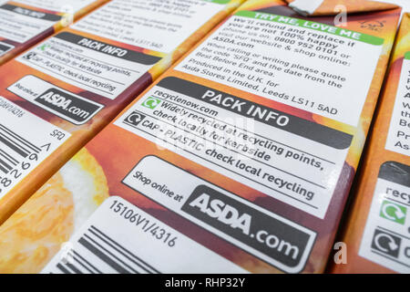 ASDA cibo etichetta indicante lo stato di riciclaggio degli imballaggi in cartone. Metafora del riciclaggio, imballaggio alimentare, le etichette dei prodotti alimentari, imballaggio informazioni relative al riciclaggio Foto Stock