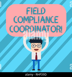 Parola di scrittura di testo campo Coordinatore di conformità. Il concetto di business per aiutare nella preparazione di documenti normativi Man Standing tenendo sopra la sua testa Foto Stock