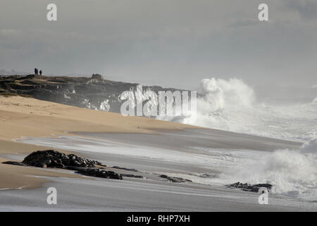 A nord della costa portoghese sotto la forte tempesta. Fine della luce del giorno. Foto Stock