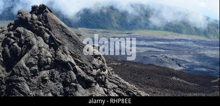 Campi di lava in le piste e la caldera del Piton de la Fournaise, un vulcano attivo in Réunion, Oceano Indiano Foto Stock