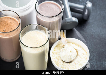 Cocktail di proteine su nero. La vaniglia berry e cioccolato protein shake. Nutrizione Sportiva. Foto Stock