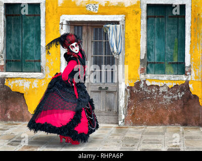 Un poser dal Carnevale a Venezia sull'isola di Burano, Venezia, Italia. Il Carnevale di Venezia è un festival annuale tenutasi a Venezia, Veneto, Italia. Foto Stock