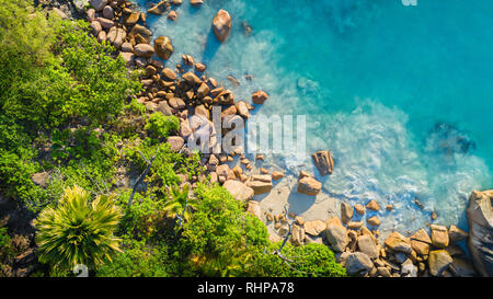 Spiaggia tropicale con mare e palm presi da fuco. Anse Lazio beach a Isola di Praslin, Seychelles. Vacanze Vacanze concept Foto Stock