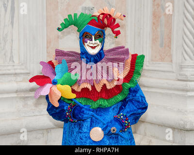 Il Carnevale di Venezia è un festival annuale tenutasi a Venezia, Veneto, Italia. Il Carnevale termina con la celebrazione cristiana della Quaresima, quaranta giorni prima di Pasqua, il Martedì Grasso, il giorno prima del Mercoledì delle Ceneri. Il festival è famosa nel mondo per le sue maschere elaborate. Foto Stock