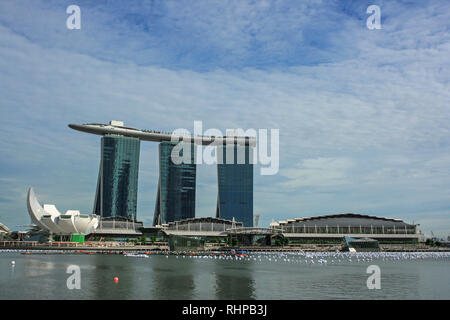 Nuovo anno palloncini nell'acqua di fronte a Marina Bay Sands Hotel, Singapore Foto Stock