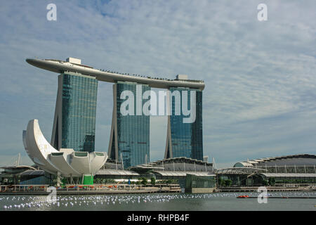 Nuovo anno palloncini nell'acqua di fronte a Marina Bay Sands Hotel, Singapore Foto Stock