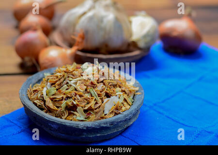 Ciotola con tradizionali nasi secchi Erbe, utilizzati per la cottura, close up Foto Stock
