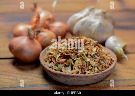 Ciotola con tradizionali nasi secchi Erbe, utilizzati per la cottura, close up Foto Stock