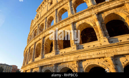 Mattina calda luce sul Colosseo a Roma, Italia Foto Stock