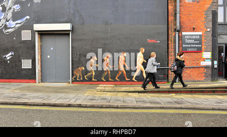 L'ascesa dei bambini della pittura e della scuola dell'uomo che si dirigono nello studio di scienze biologiche di Liverpool presso il Contemporary Urban Centre di Liverpool Foto Stock