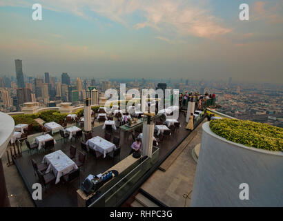 Vista sulla città e sullo skyline di Bangkok, Tailandia dal Lebua State Tower Foto Stock