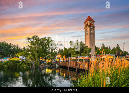 I frequentatori del festival godere di un tramonto colorato al maiale annuale fuori nel Parco di Riverfront Park lungo il fiume Spokane in Spokane Washington Foto Stock