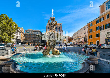 I turisti e i locali visitare la Fontana del Tritone in piazza Barberini, da Gian Lorenzo Bernini, un capolavoro della scultura barocca in Roma, Italia Foto Stock