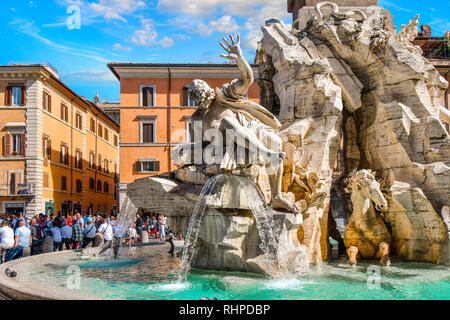 Roma, Italia - 30 Settembre 2018: turisti visitano la Fontana dei Quattro Fiumi del Bernini su un affollato Piazza Navona a Roma e in Italia su un giorno di estate Foto Stock