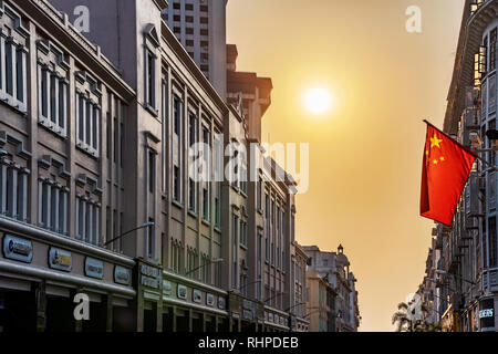 XIAMEN, Cina - 08 ottobre: architettura storica e la bandiera cinese a Zhongshan Road shopping street durante il tramonto su ottobre 08, 2018 a Xiamen Foto Stock