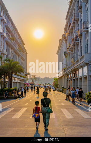 XIAMEN, Cina - 08 ottobre: la gente che camminava sul Zhongshan Road la strada principale per lo shopping durante il tramonto su ottobre 08, 2018 a Xiamen Foto Stock