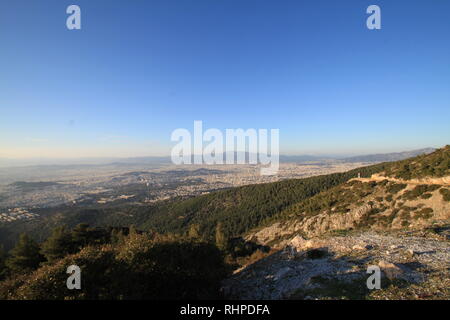 Una bellissima veduta panoramica di Atene come visto dal monte Ymittos Foto Stock