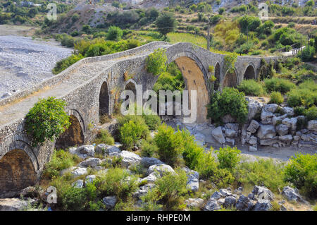 Albania, Shkodra, l'Europa. Il ponte di Mesi (Ura e Mesit) attraverso la Kiri fiume vicino a Shkodra. Foto Stock