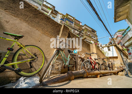 XIAMEN, Cina - 09 ottobre: vecchia strada residenziale con biciclette nella zona Shapowei su ottobre 09, 2018 a Xiamen Foto Stock