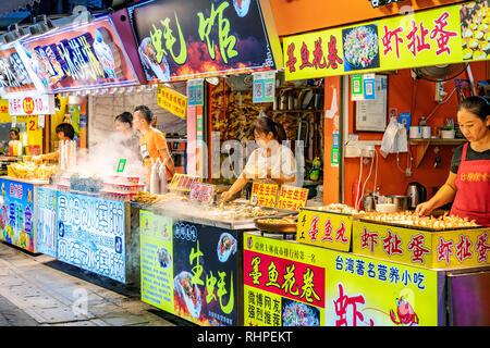 XIAMEN, Cina - 09 ottobre: Street i fornitori di prodotti alimentari a Zeng Cuo un villaggio un famoso mercato notturno e la destinazione di viaggio su ottobre 09, 2018 a Xiamen Foto Stock
