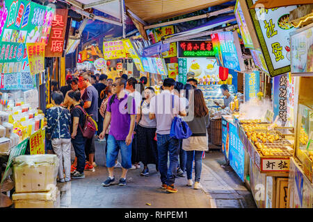 XIAMEN, Cina - 09 ottobre: Questo è il cibo street a Zeng Cuo un villaggio, un famoso mercato notturno e destinazione di viaggio su ottobre 09, 2018 a Xiamen Foto Stock