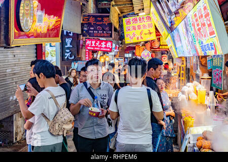 XIAMEN, Cina - 09 ottobre: occupato dal mercato notturno scena di persone a Zeng Cuo un villaggio food street, una popolare destinazione di viaggio su ottobre 09, 2018 in X Foto Stock